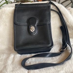 Flawless gently used classic coach bag.
